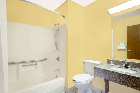 Standard Room, 1 Queen Bed, Accessible | Bathroom | Combined shower/tub, hair dryer, towels