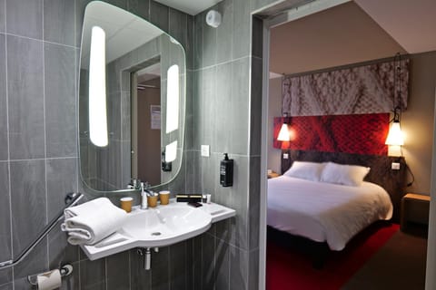 Superior Double Room, 1 Double Bed | Bathroom | Eco-friendly toiletries, hair dryer, towels