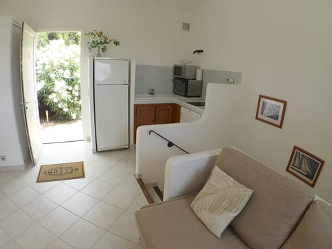 Mini-Villa N°2 | Private kitchenette | Fridge, microwave, oven, stovetop