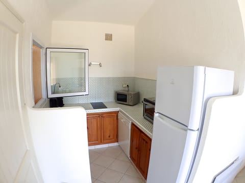 Mini-Villa N°7 | Private kitchenette | Fridge, microwave, oven, stovetop