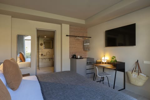 Deluxe Room, Terrace | Minibar, in-room safe, desk, soundproofing