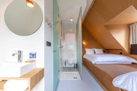 City Quadruple Room | Bathroom | Shower, designer toiletries, towels