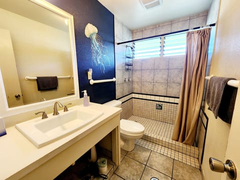 Basic Twin Room | Bathroom | Shower, hair dryer, towels