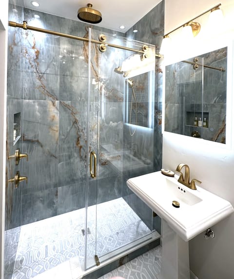 Sundance South Suite | Bathroom | Combined shower/tub, rainfall showerhead, designer toiletries