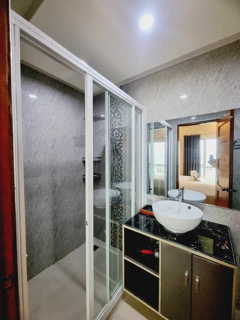 Dream Room | Bathroom | Shower, free toiletries, hair dryer, towels
