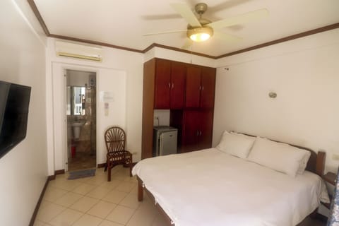 Deluxe Double Room, 1 Queen Bed | Free WiFi, bed sheets