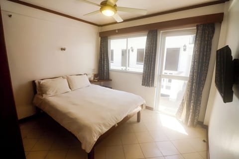 Deluxe Double Room, 1 Queen Bed | Free WiFi, bed sheets