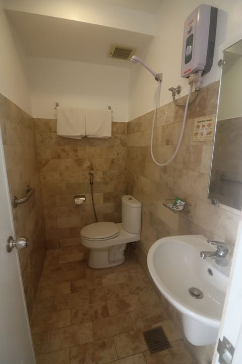 Standard Double Room, 1 Double Bed | Bathroom | Shower, bidet, towels, soap