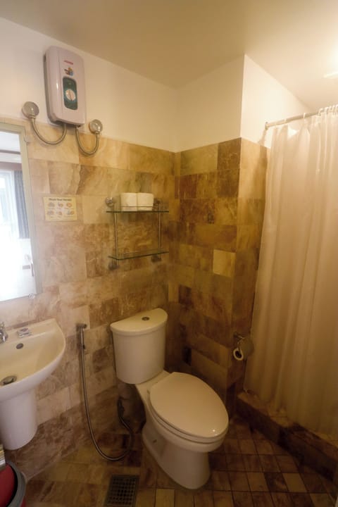 Deluxe Double Room, 1 Queen Bed | Bathroom | Shower, bidet, towels, soap