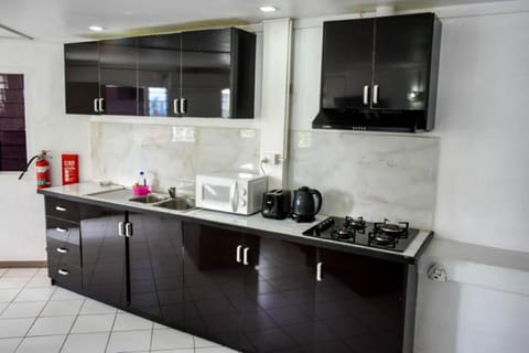 Executive Suite, 1 Double Bed, Partial Ocean View | Private kitchen | Fridge, stovetop, coffee/tea maker, electric kettle
