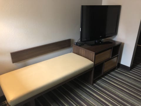 Desk, free cribs/infant beds, rollaway beds, free WiFi