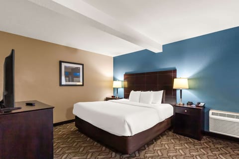 Suite, 1 King Bed, Accessible, Non Smoking | Down comforters, desk, blackout drapes, soundproofing