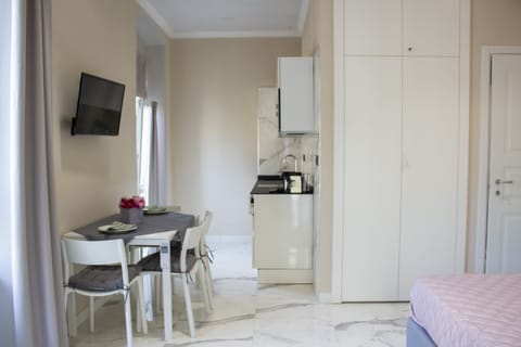 Premier Studio Suite, Balcony | Private kitchen | Coffee/tea maker, electric kettle