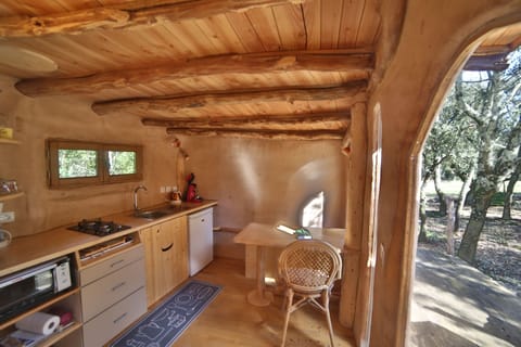 Comfort Cottage, Private Bathroom (La fée des bois) | Private kitchen | Stovetop, cookware/dishes/utensils, cleaning supplies