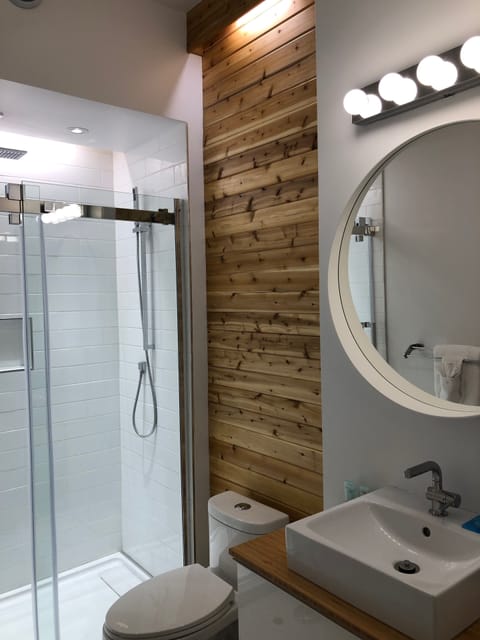 Signature Studio Suite, 1 Queen Bed, Kitchen | Bathroom | Separate tub and shower, deep soaking tub, rainfall showerhead