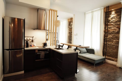 Deluxe Studio Suite, 1 Queen Bed, Kitchen | Private kitchen | Microwave, stovetop, coffee/tea maker, cookware/dishes/utensils