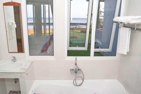 Deluxe Double or Twin Room, Sea View | Bathroom sink