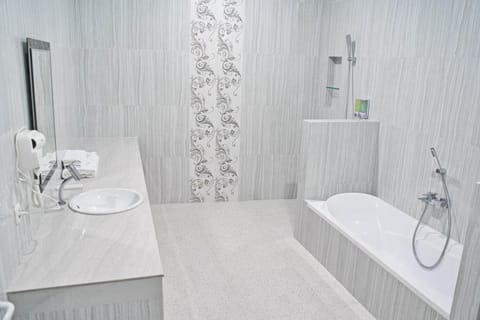Family Room | Bathroom | Separate tub and shower, deep soaking tub, rainfall showerhead