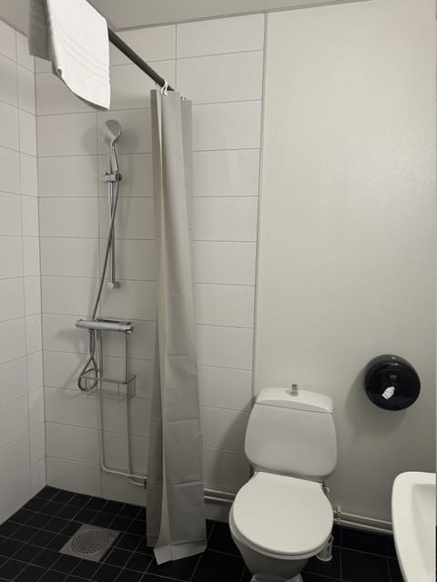 Shower, towels