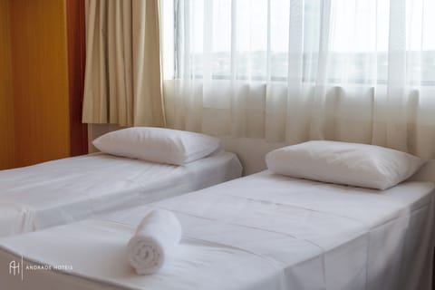 Standard Twin Room | Minibar, blackout drapes, free WiFi, bed sheets