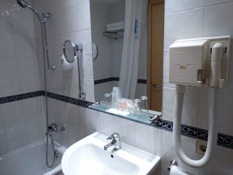 Combined shower/tub, free toiletries, hair dryer, towels