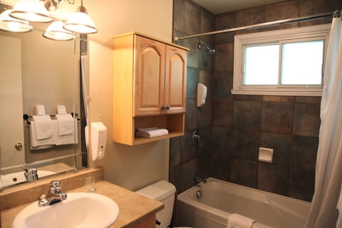 Intermediate Condo 395 | Bathroom | Combined shower/tub, hair dryer, towels