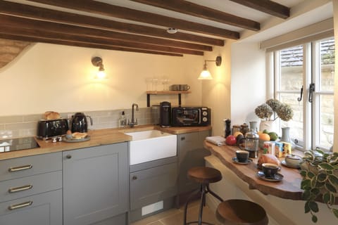 Cottage | Private kitchen | Espresso maker, electric kettle