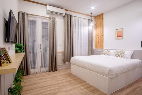 Suite, Balcony | Desk, free WiFi, bed sheets