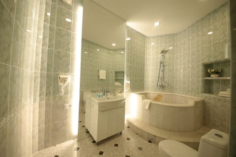 Triple Room | Bathroom | Free toiletries, hair dryer, slippers, towels