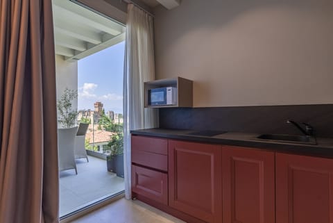 Grand Suite, 2 Bedrooms, Sauna, Partial Lake View | Private kitchen | Electric kettle