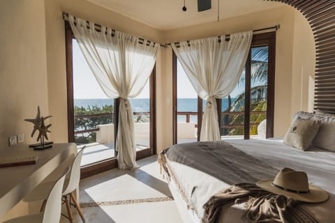 Deluxe Room, 1 King Bed, Bathtub, Beach View | Living area