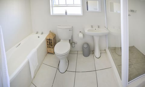 House (Addo Adventure House) | Bathroom | Separate tub and shower, towels, soap, toilet paper