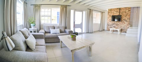 House (Addo Adventure House) | Living room | Flat-screen TV, Netflix, streaming services