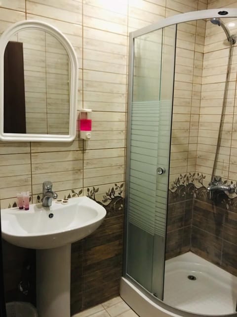 Triple Room | Bathroom | Shower, hair dryer, slippers, towels