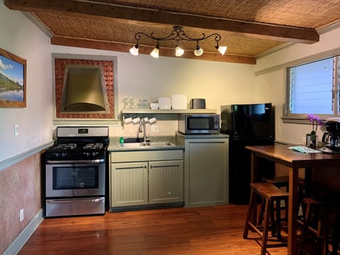 Suite, 1 Bedroom, Kitchenette, Mountain View | Private kitchen | Fridge, microwave, stovetop, espresso maker