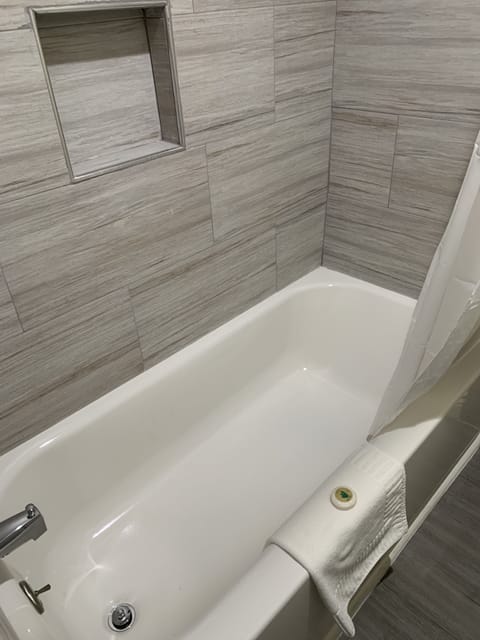 Deluxe Queen | Bathroom | Combined shower/tub, free toiletries, hair dryer, towels