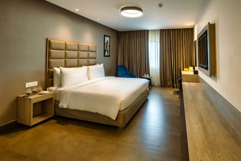 Premium Suite, 1 King Bed, Non Smoking | Hypo-allergenic bedding, minibar, in-room safe, desk