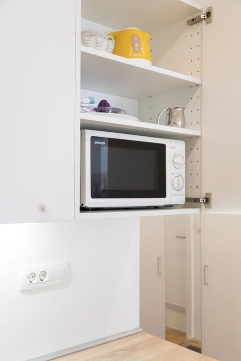 Studio (0 Bedroom) | Private kitchen | Fridge, oven, stovetop, electric kettle