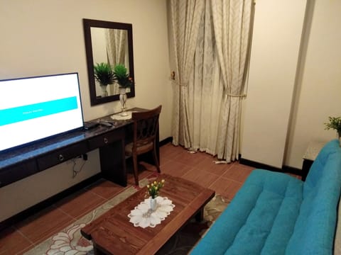 Presidential Suite | Living room | 42-inch flat-screen TV with cable channels, TV
