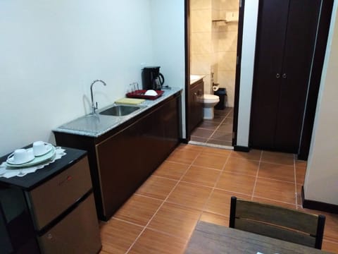 Presidential Suite | Private kitchenette | Electric kettle, cookware/dishes/utensils