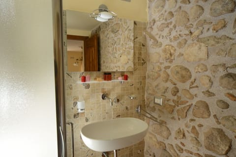 Apartment, 1 Bedroom, Garden View (Smeraldo) | Bathroom sink