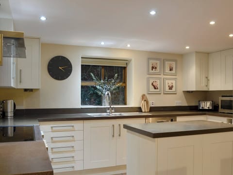 Well equipped kitchen | Clawdd Gwyn, Trefriw, near Llanrwst