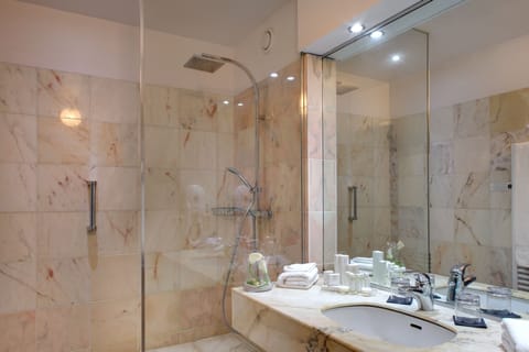 Combined shower/tub, deep soaking tub, designer toiletries, hair dryer