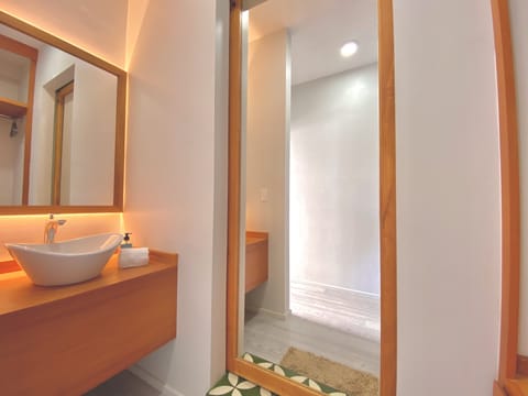 Master Bedroom, 1 Queen Bed | Bathroom | Shower, rainfall showerhead, hair dryer, towels
