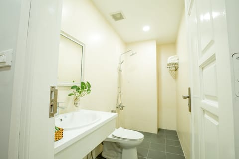 Family Room | Bathroom | Shower, free toiletries, hair dryer, slippers