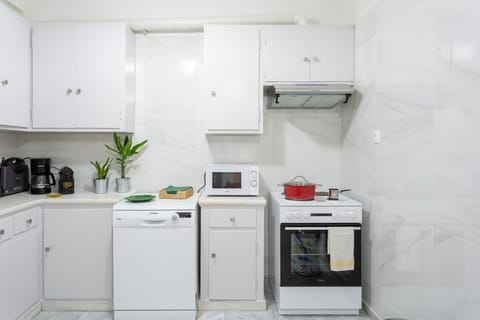 Apartment, 2 Bedrooms | Private kitchen | Fridge, microwave, oven, stovetop