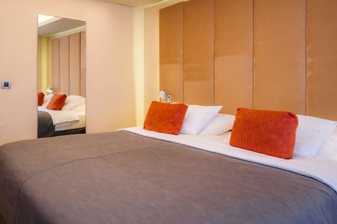 Superior Double or Twin Room (Acropolis View) | Minibar, in-room safe, desk, soundproofing