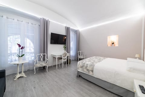 Premium bedding, down comforters, in-room safe, desk