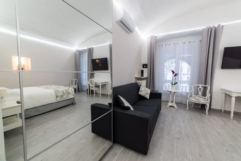 Double Room, City View (La stanza delle monete) | Premium bedding, down comforters, in-room safe, desk