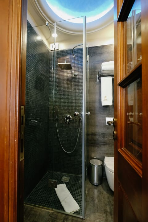 Exclusive Suite (Jasmin) | Bathroom | Rainfall showerhead, free toiletries, hair dryer, bathrobes